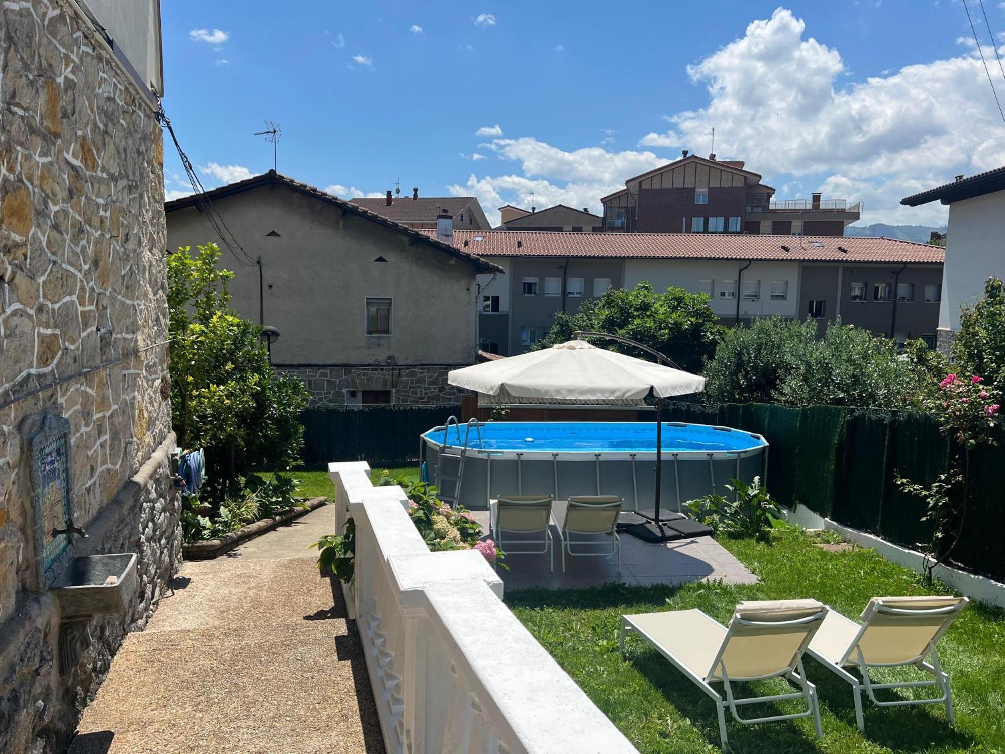 Ferienhaus Chalet Pareado Con Piscina En El Centro De Gernika